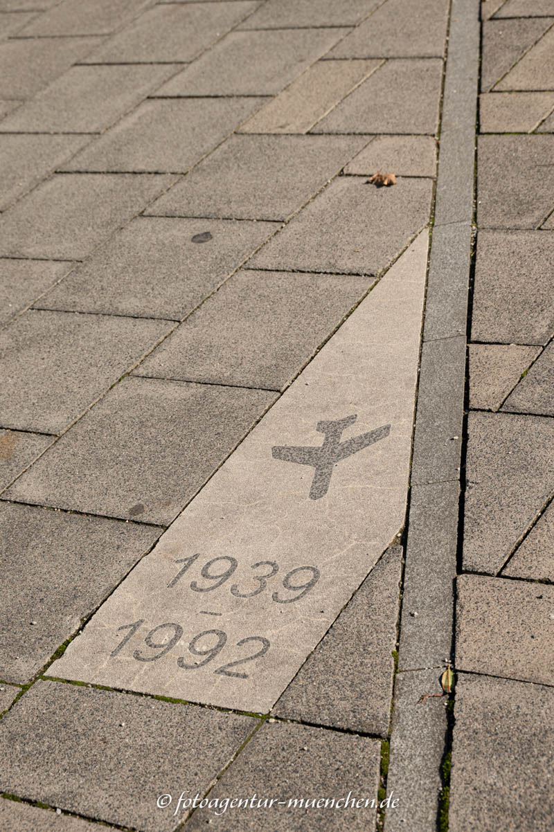 Markierung ehemaliges Flugfeld – Denkmal/Kunstwerk in München
