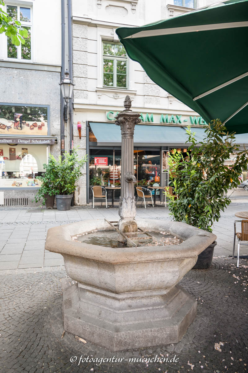 Brunnen - Max-Weber-Platz - Kustermann F. S. – Denkmal/Kunstwerk in München