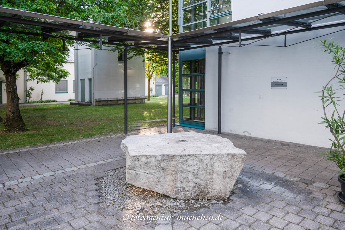 Steinquelle – Denkmal/Kunstwerk in München