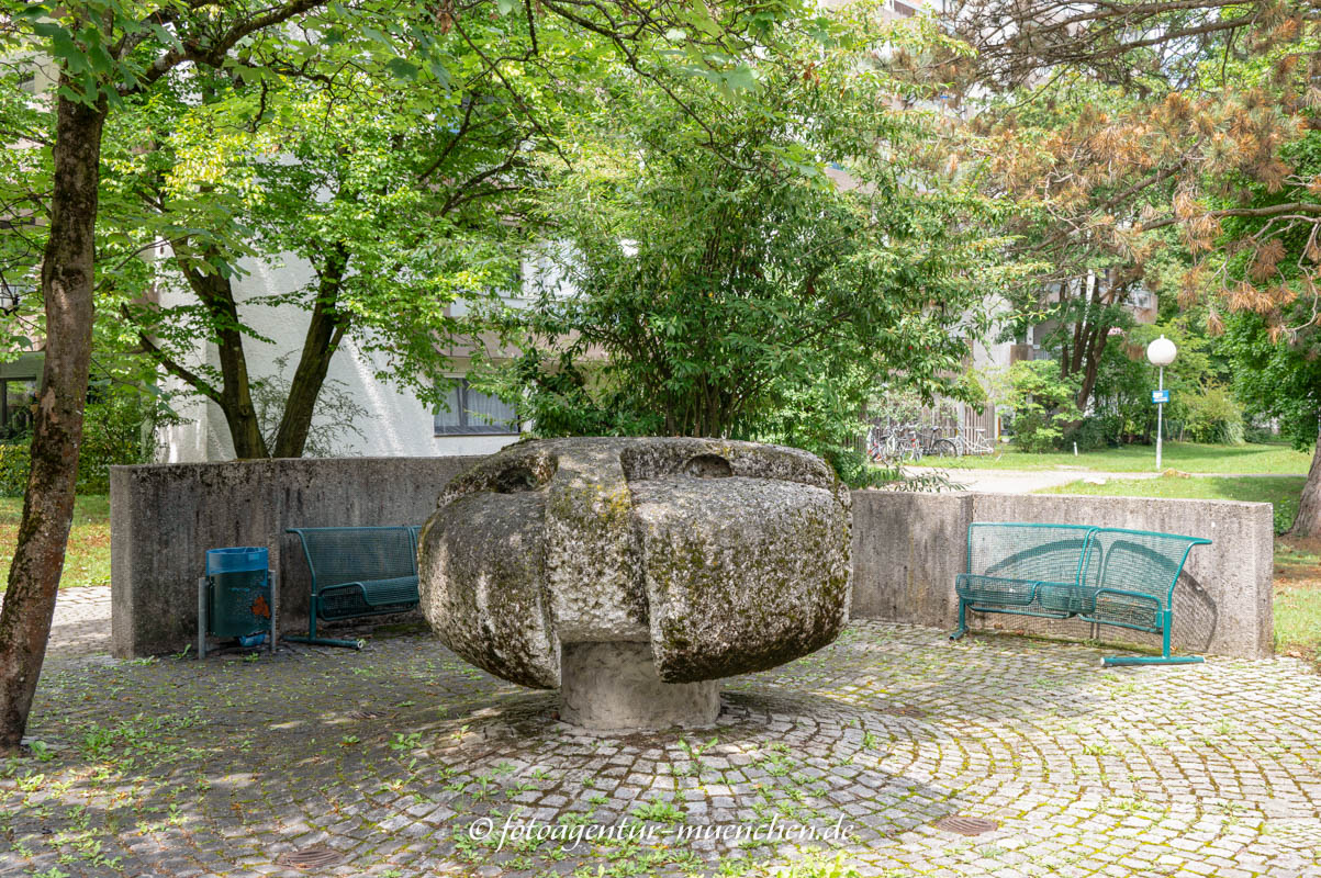 Quellstein – Denkmal/Kunstwerk in München
