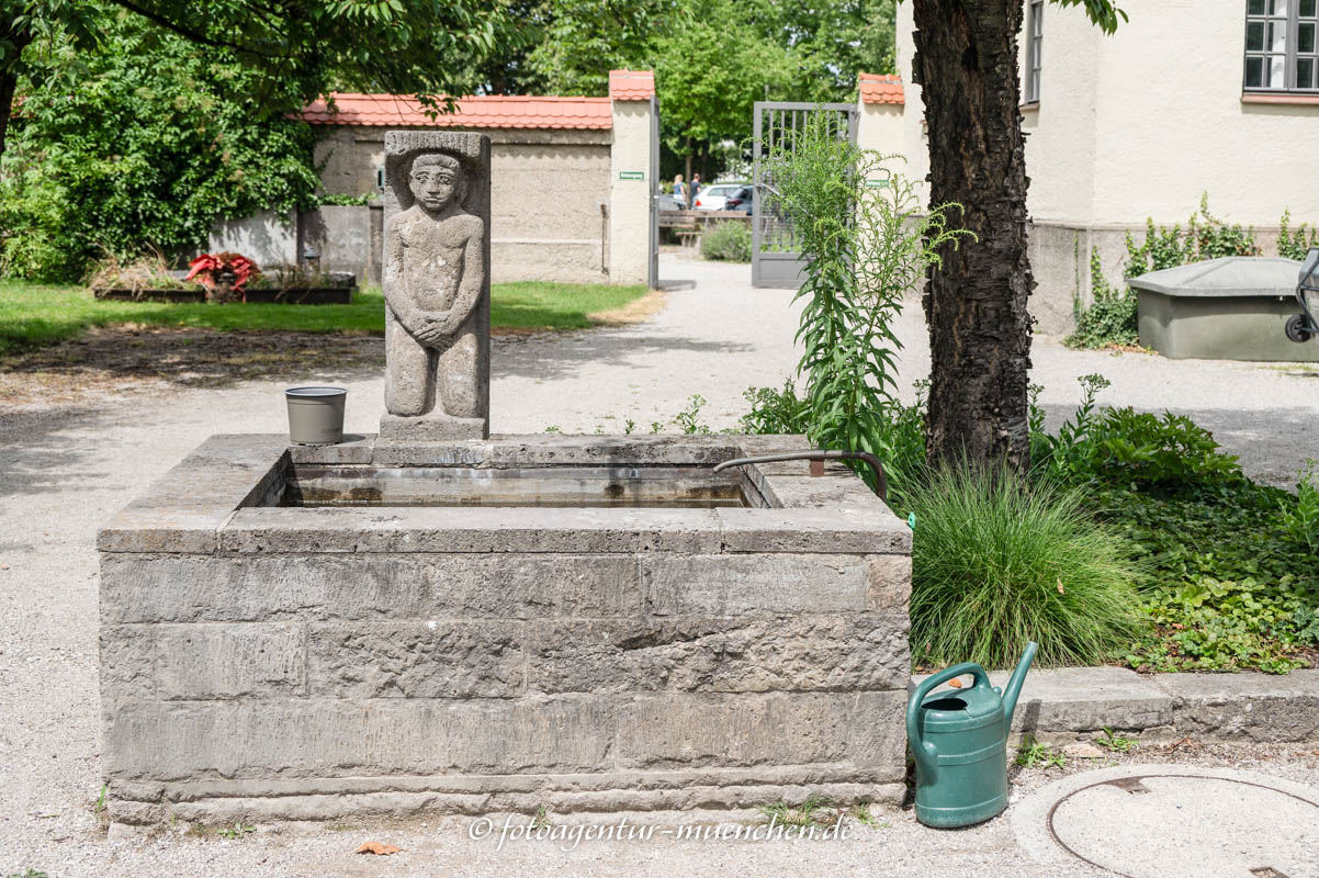 Knieender nackter Mann am Brunnen – Denkmal/Kunstwerk in München