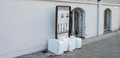 Gerhard Willhalm - Weiße Koffer - Martiusstraße 8