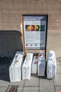 Gerhard Willhalm – Weiße Koffer - Herzogstraße 65