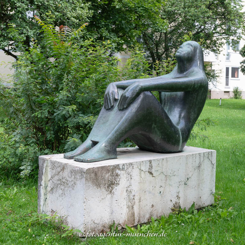 Die Sitzende - Berthold Joachim – Denkmal/Kunstwerk in München