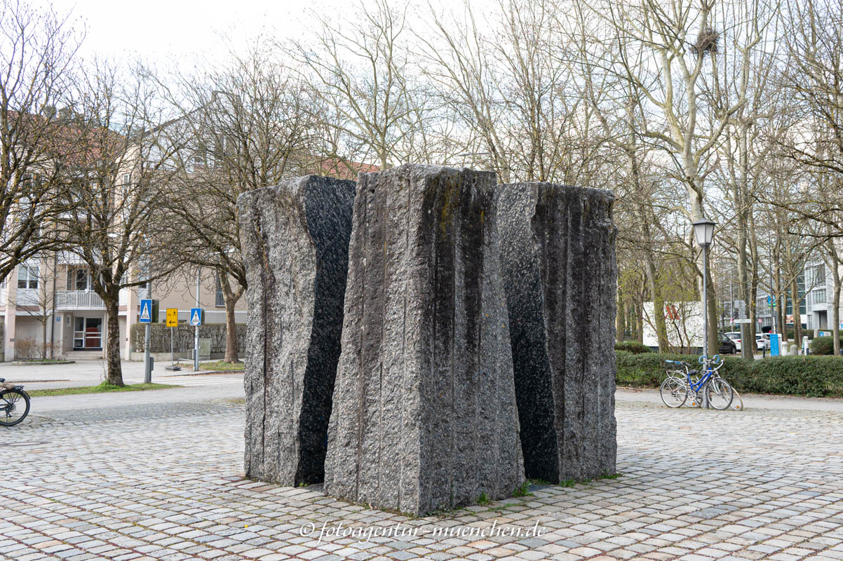 Vierteiliger Kubus - Görig Alfred – Denkmal/Kunstwerk in München