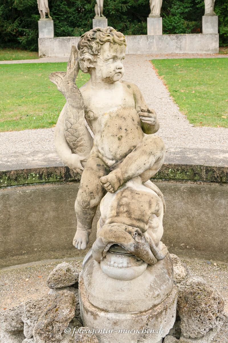 Knabe und Delphin - Lamine Peter Simon – Denkmal/Kunstwerk in München