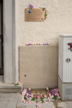  – Gedenktafel und Stolpersteien für die Familie Branz