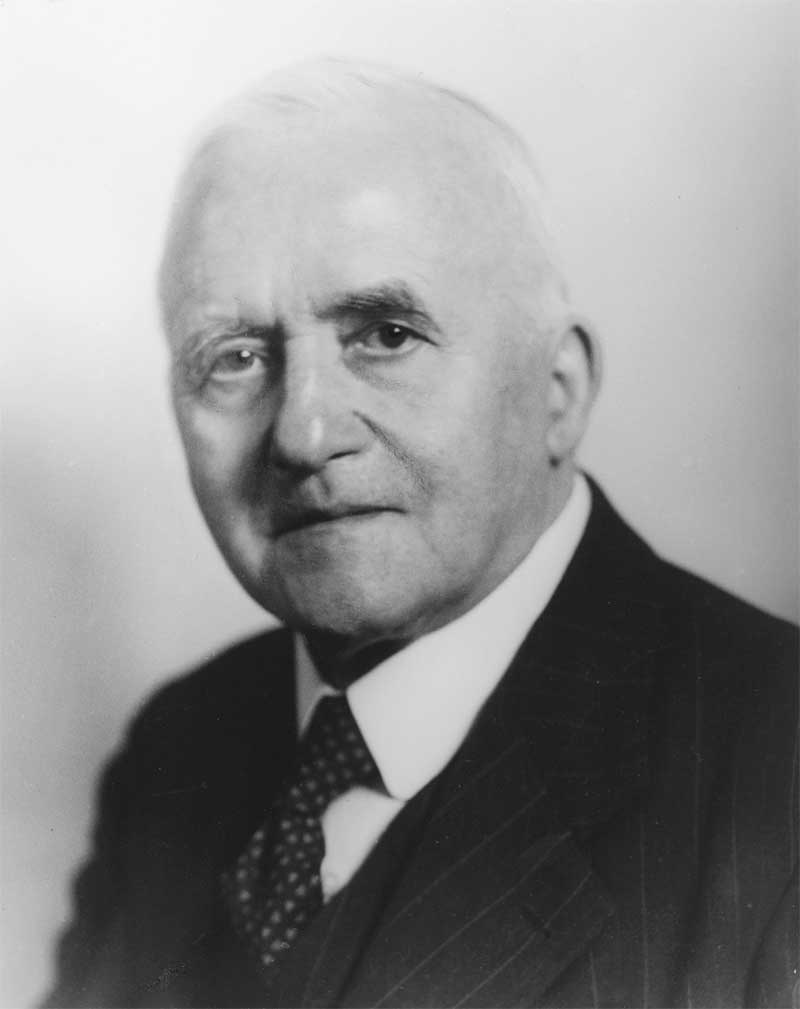 Dr. Max Caspar